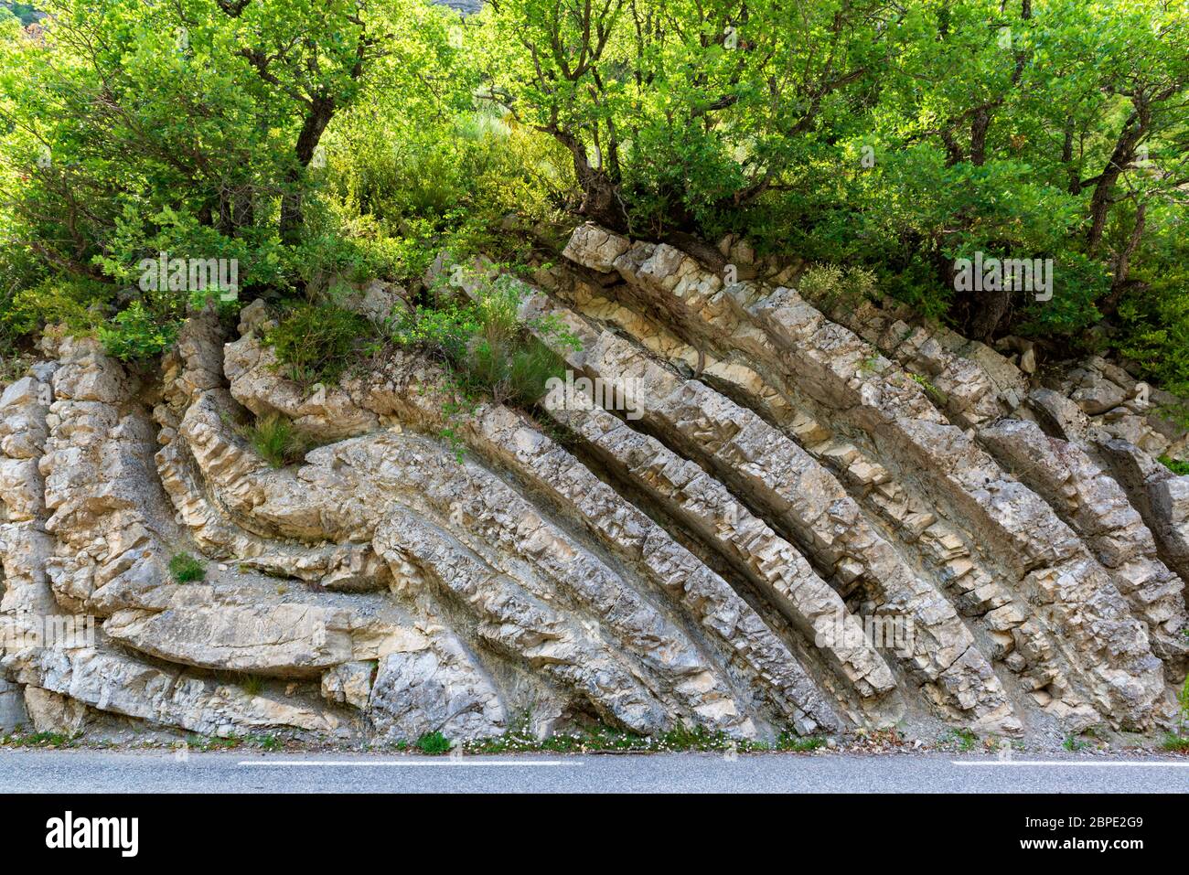 Strati di pietra insoliti. Rocce vulcaniche o sedimentarie in Francia. Foto Stock