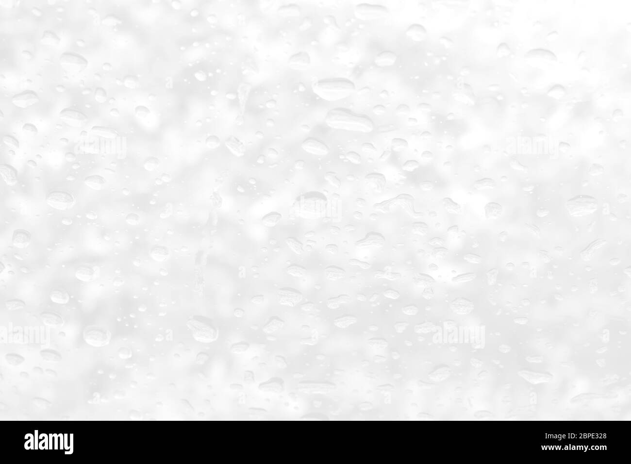 Sfondo astratto circolare grigio e bianco. Primo piano di gocce d'acqua o gocce d'acqua su una superficie trasparente del vetro della finestra. Prospettiva mezzitoni moderna Foto Stock