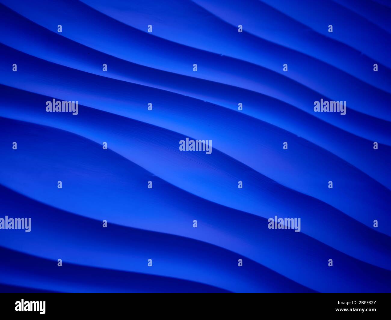 Classico sfondo blu astratto ondulato. Trend colore Pantone dell'anno. Foto Stock