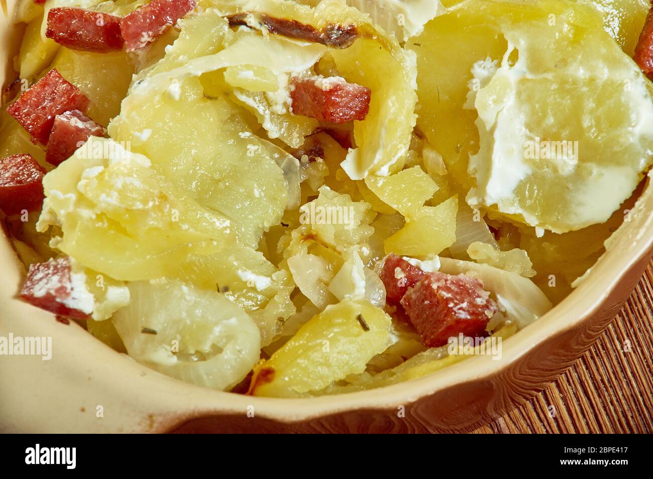 Sedano, patate, chorizo e rosmarino gratin, primo piano Foto Stock