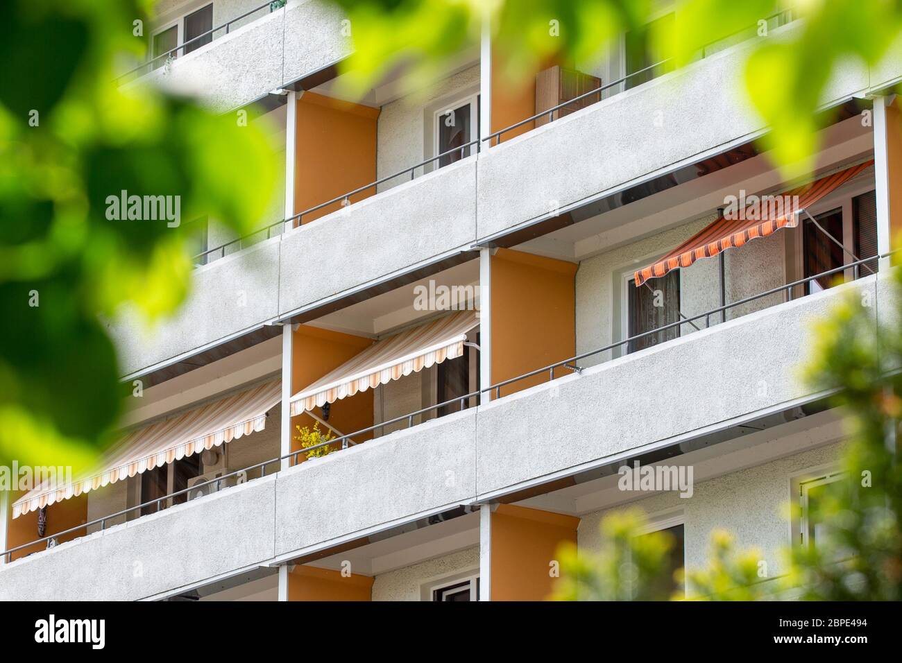 Balconi con tende da sole, Berlino, Germania Foto stock - Alamy