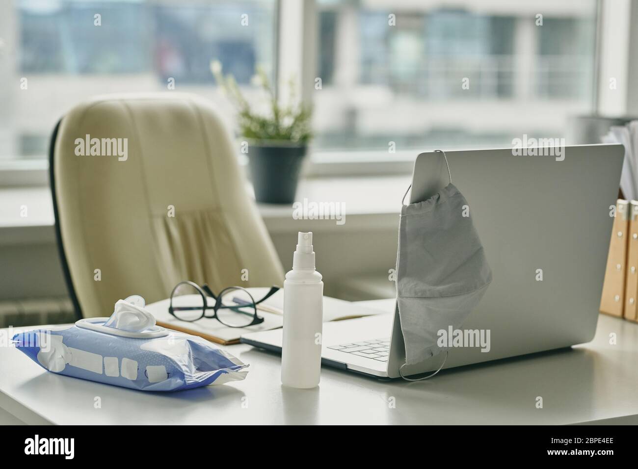 Maschera facciale, igienizzatore, salviette umide sono tutto il necessario per la prevenzione del coronavirus sul posto di lavoro in ufficio Foto Stock