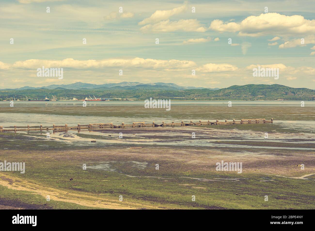 Spettacolare vista del parco naturale panoramico della foce del fiume Isonzo che entra nel mare Adriatico. Foto Stock