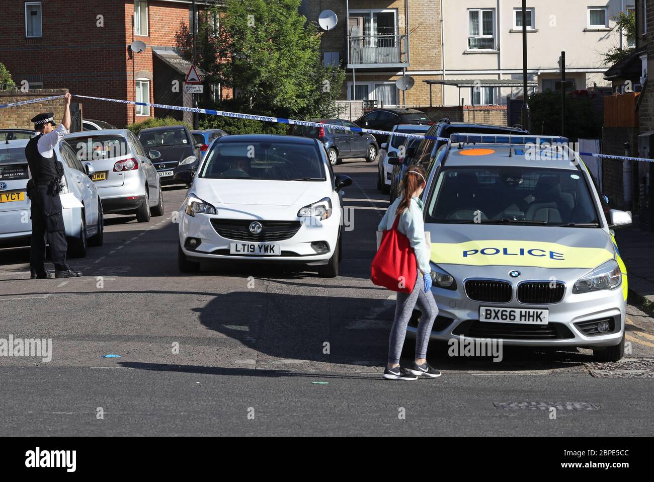 Un cordone di polizia in posizione in Finsbury Park Avenue vicino Wiltshire Gardens, Haringey, a nord di Londra, dopo la sparatoria mortale di uomo creduto essere stato nei suoi 20, che è stato trovato con ferite da sparo e pronunciato morto sulla scena il lunedì sera. Foto Stock