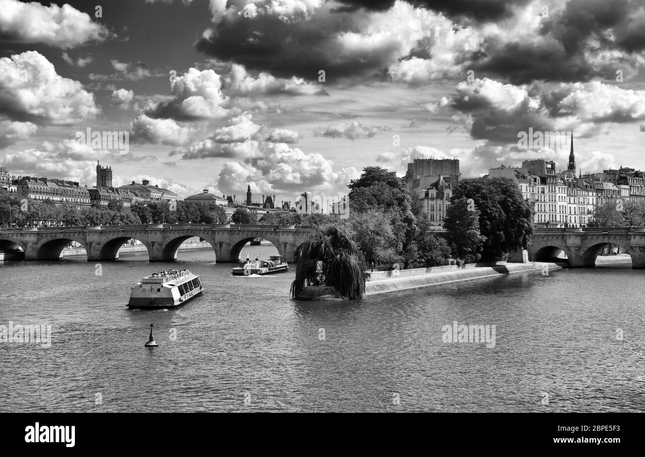 Nave turistica sul fiume Senna a Parigi, Francia Foto Stock