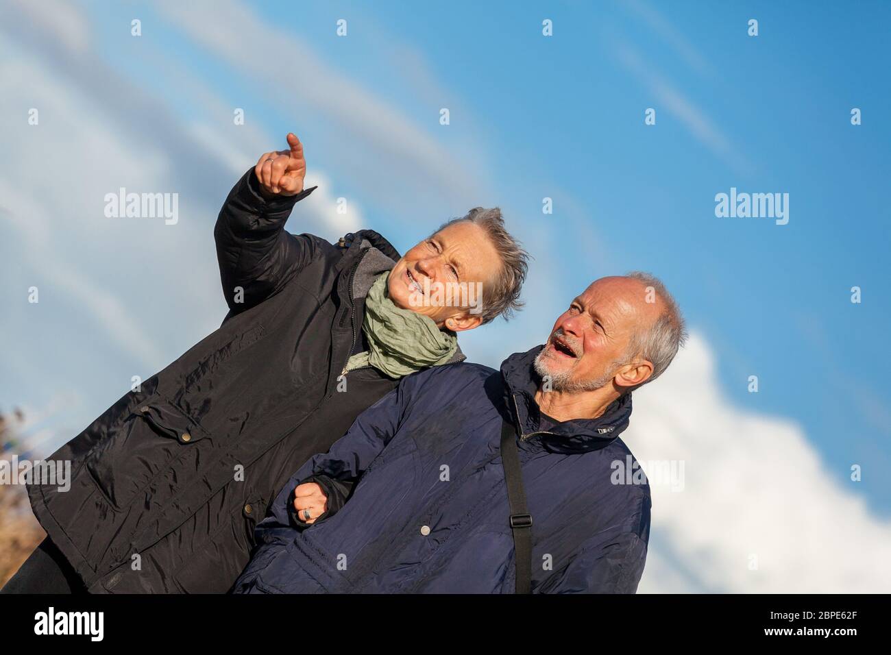 Senioren älteres paar glücklich lachend im urlaub freizeit natur ostsee Foto Stock