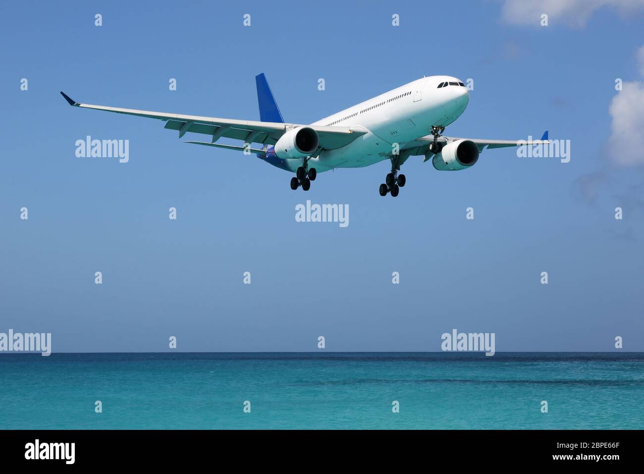 Ein Flugzeug landet am Meer im Urlaub während einer Reise Foto Stock