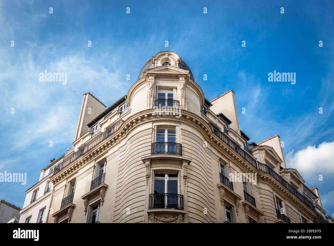 Außenansicht eines Pariser Stadthauses im Sommer vor blauem Himmel Foto Stock