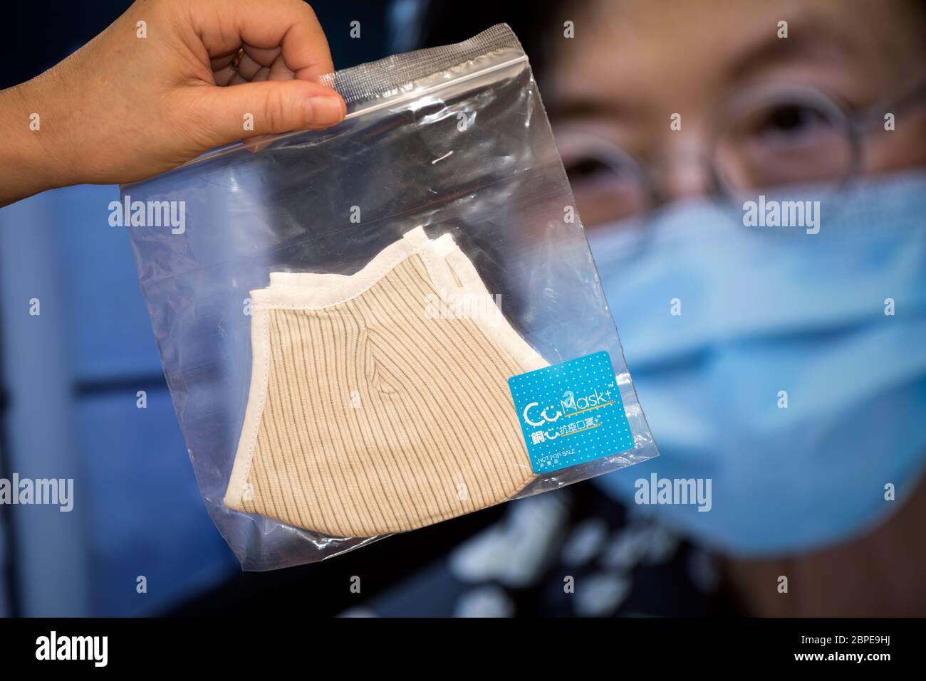 Il governo di Hong Kong distribuisce gratuitamente maschere riutilizzabili "CuMask+" a tutti i cittadini per contribuire a proteggere contro il Coronavirus, COVID-19, 2020, Hong Kong, Foto Stock