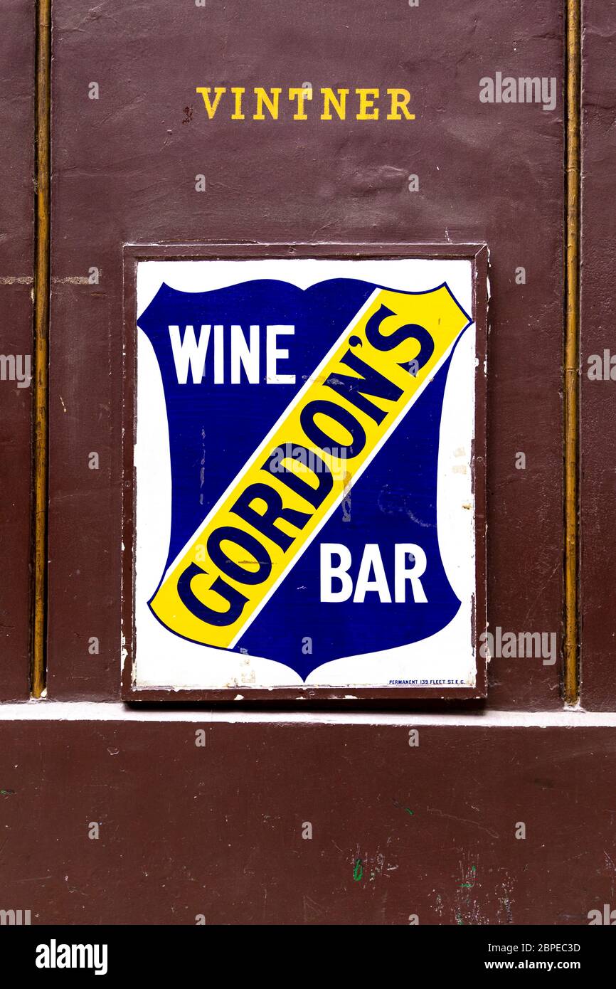 Cartello sul davanti del Gordon's Wine Bar, Londra, Regno Unito Foto Stock