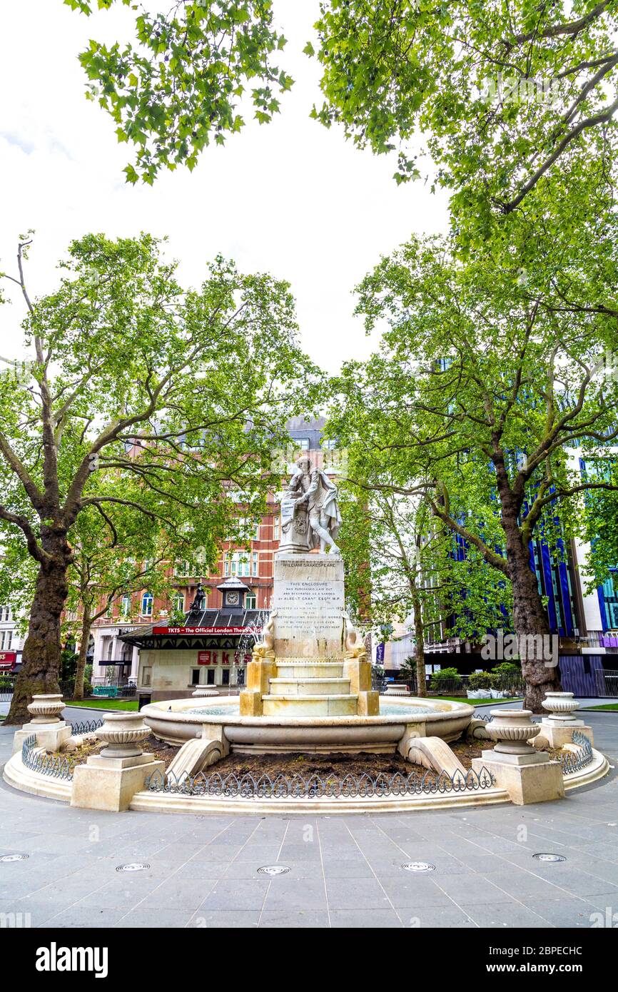 Statua di William Shakespeare di Giovanni Fontana, Leicester Square, Londra, Regno Unito Foto Stock