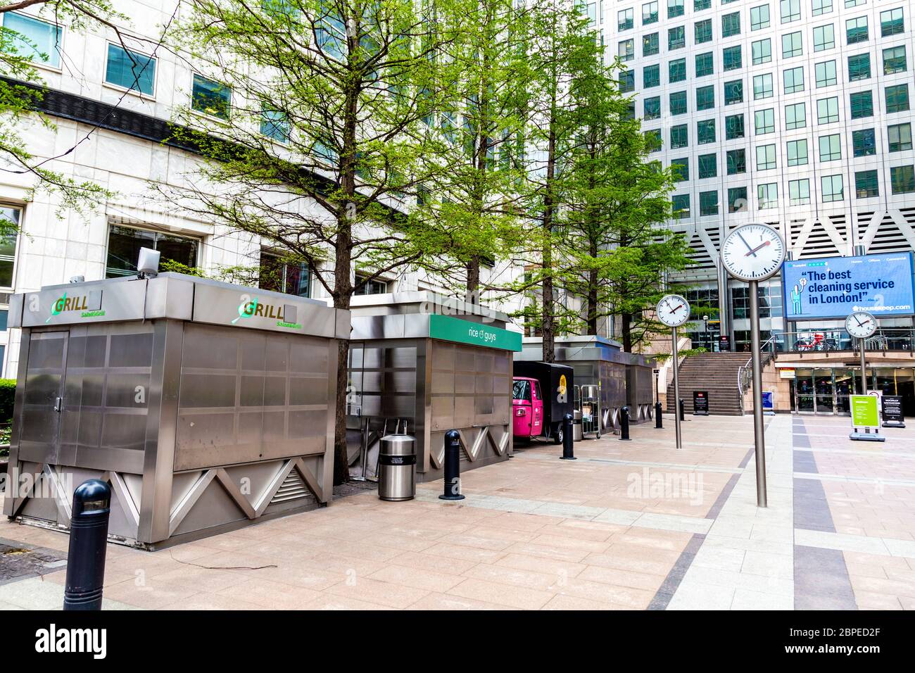 10 maggio 2020, Londra, Regno Unito - le bancarelle di cibo a Reuters Plaza, Canary Wharf chiuse durante il blocco dell'epidemia di Coronavirus Foto Stock