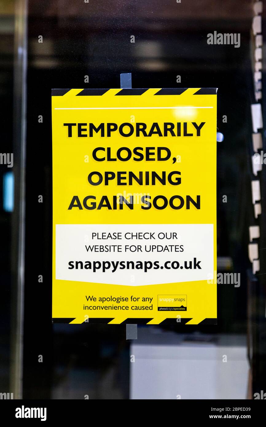10 maggio 2020, Londra, Regno Unito - cartello temporaneamente chiuso presso il negozio Snappy Snaps di Canary Wharf durante il blocco dell'epidemia di Coronavirus Foto Stock