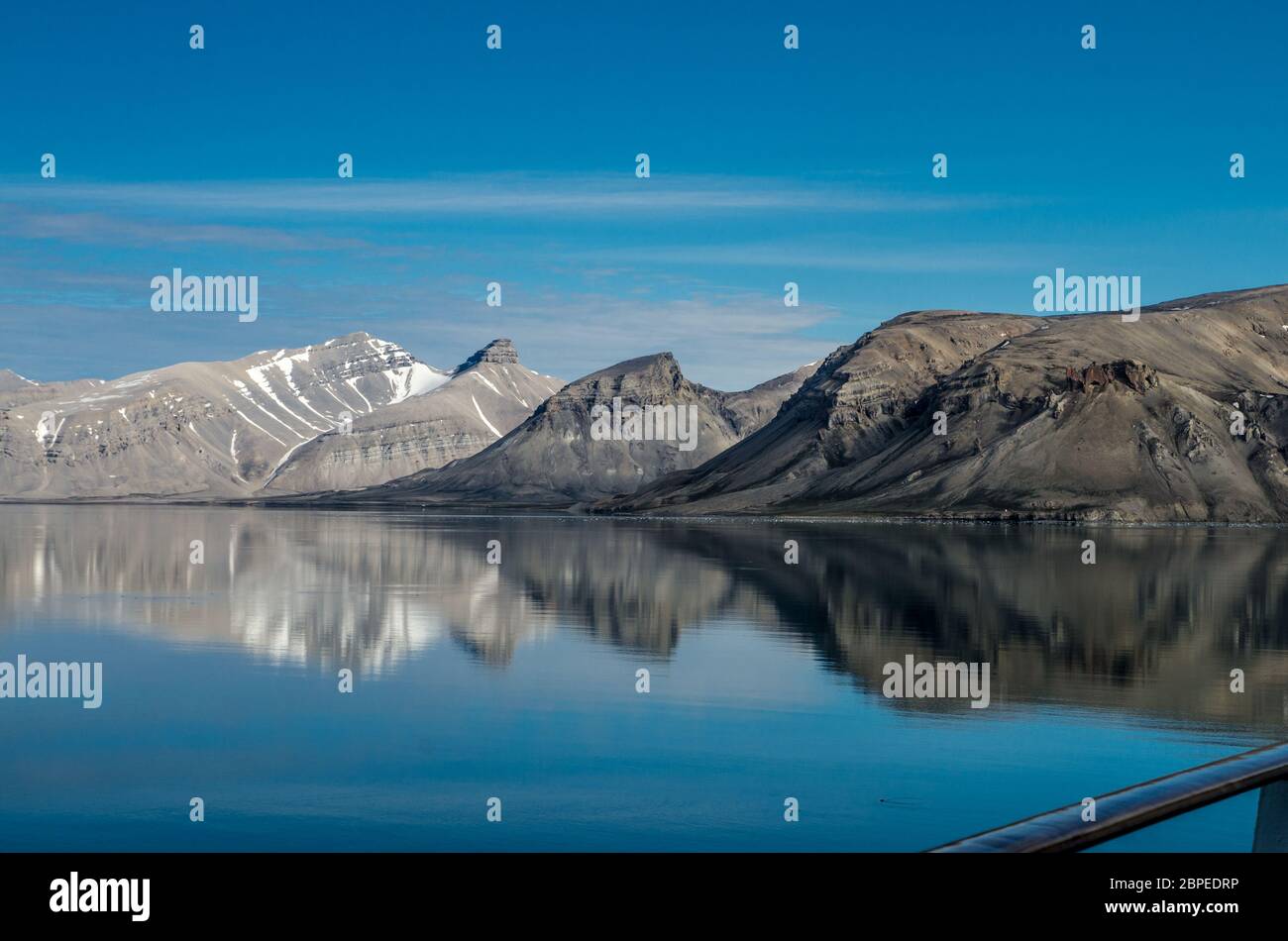 Kreuzfahrtschiffs an Kreuzfahrtschiffs in den Fjorden Norwegens mit Spiegelung von Berge im Wasser Foto Stock