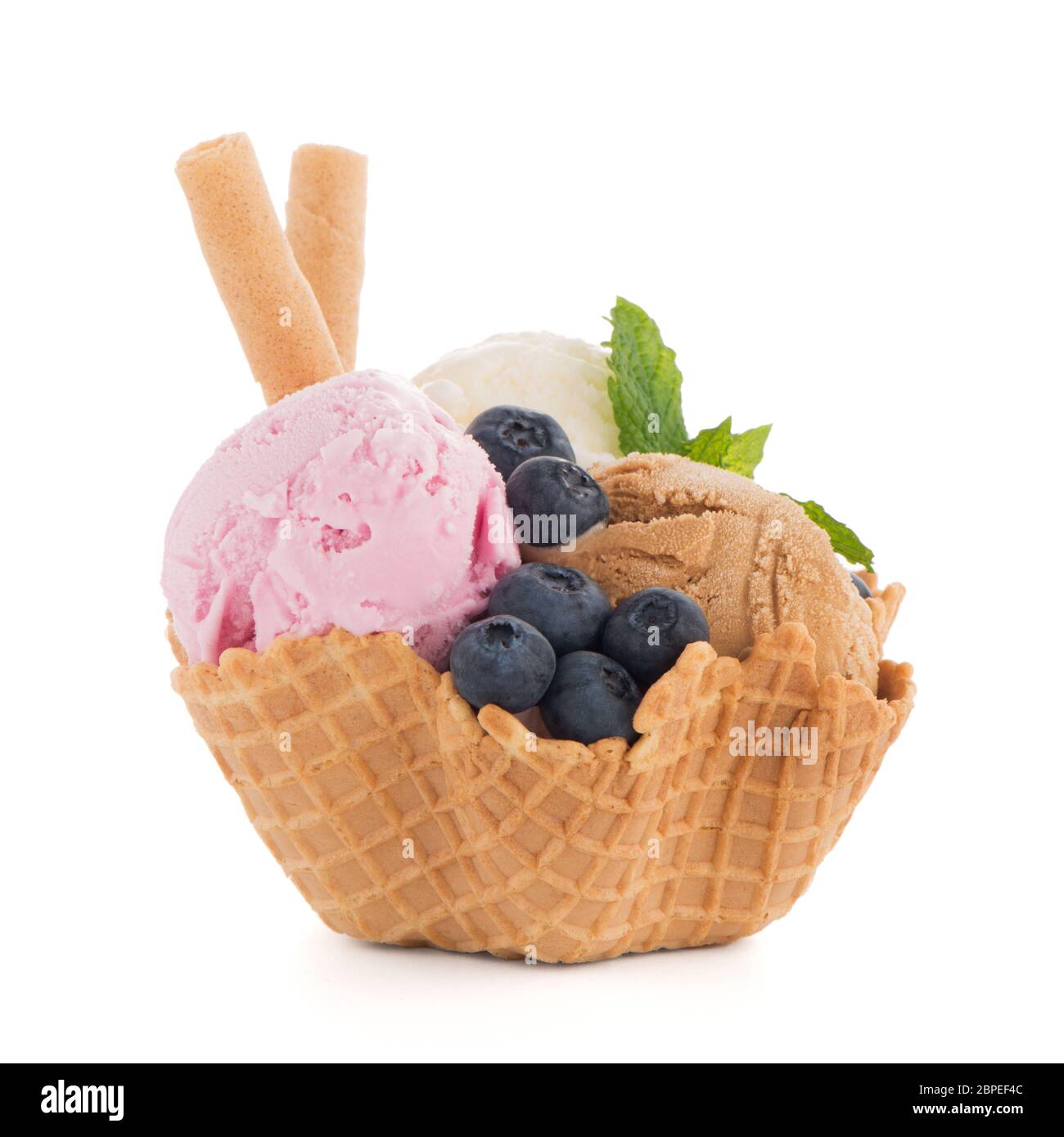 Ice Cream scoop nella ciotola di wafer su sfondo bianco Foto Stock