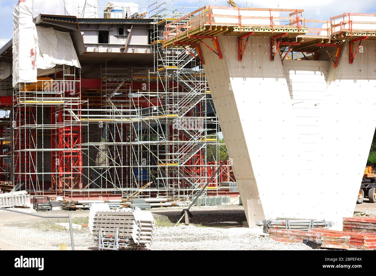 Der Neubau einer Autobahnbrücke mit einem V-förmigen Betonträger sowie Baugerüsten. Foto Stock