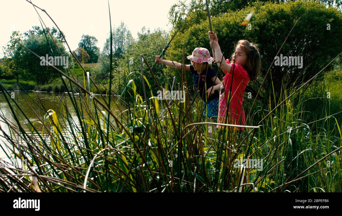 Zwei kleine Mädchen angeln gemeinsam am Teich - Teil 5 Foto Stock
