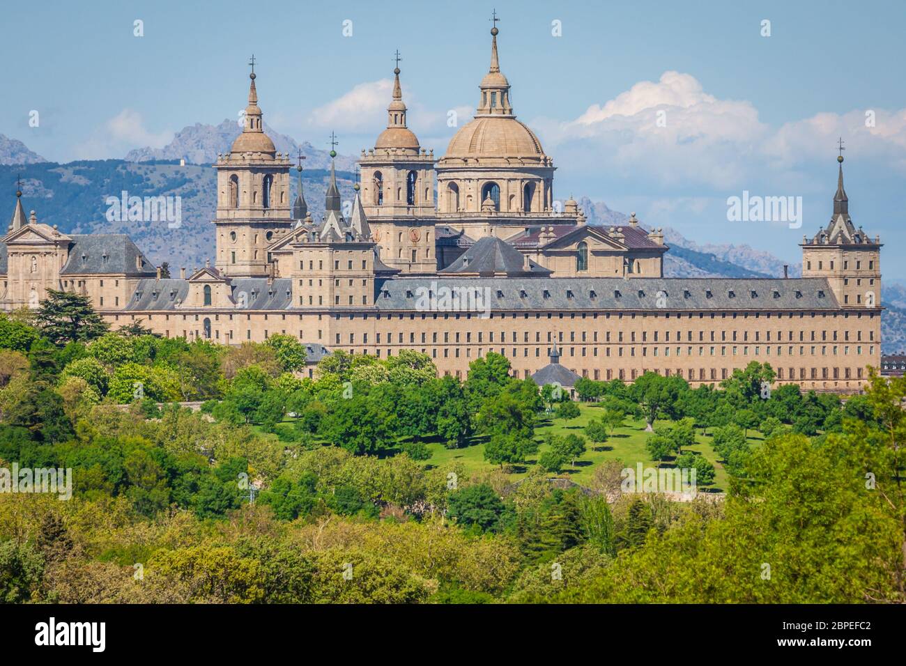 La sede reale di San Lorenzo de El Escorial, residenza storica del Re di Spagna, circa 45 chilometri a nord-ovest di Madrid, in Spagna. Foto Stock