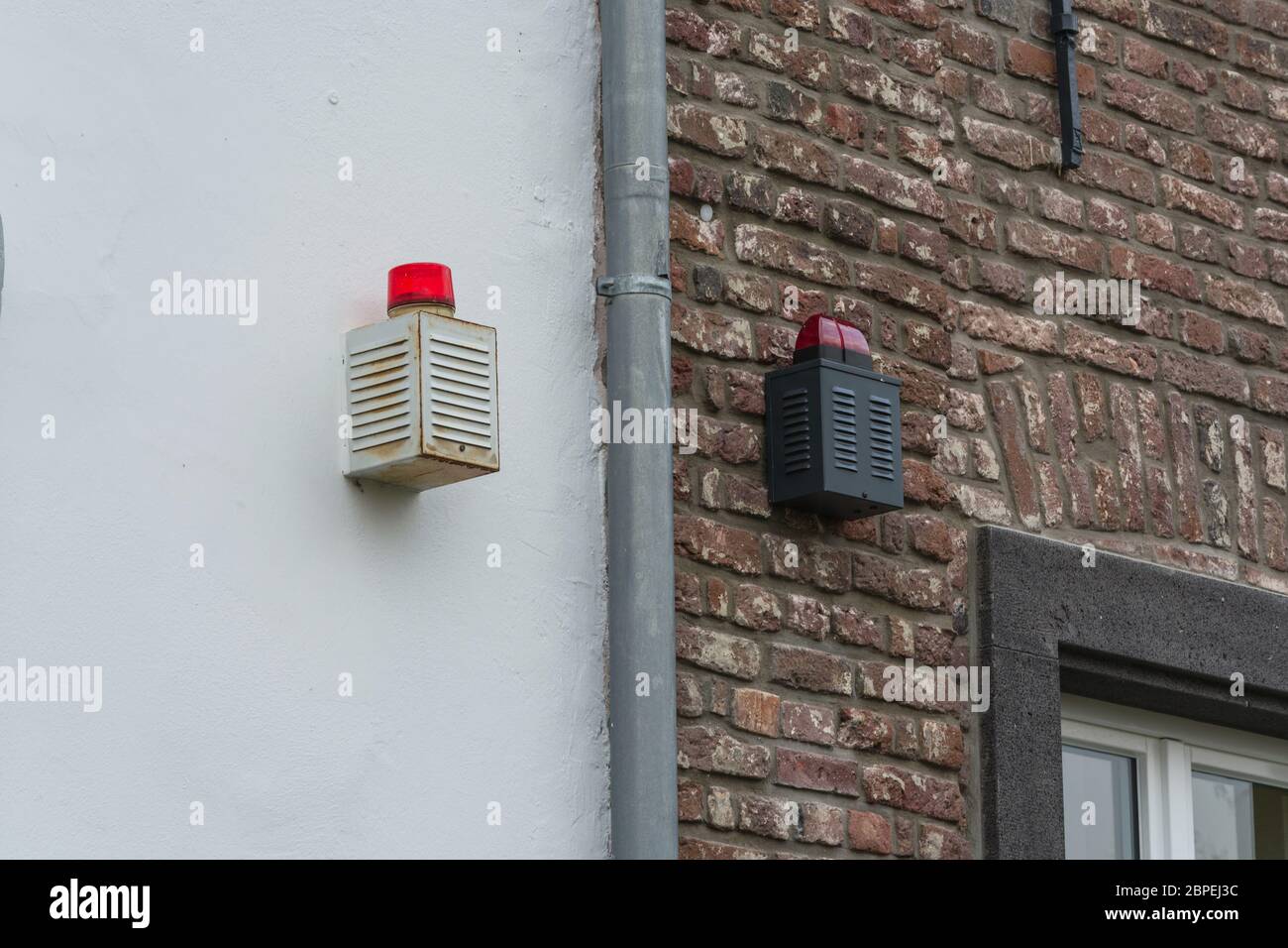 Zwei Alarmanlagen mit Warnleuchte un einer Hauswand Foto Stock
