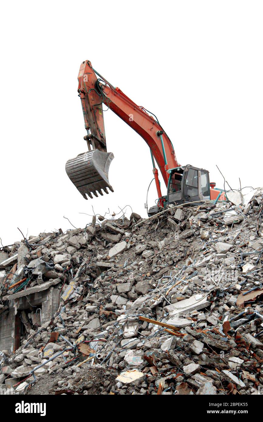 Escavatore lavorando sulla casa di detriti di demolizione. Foto Stock