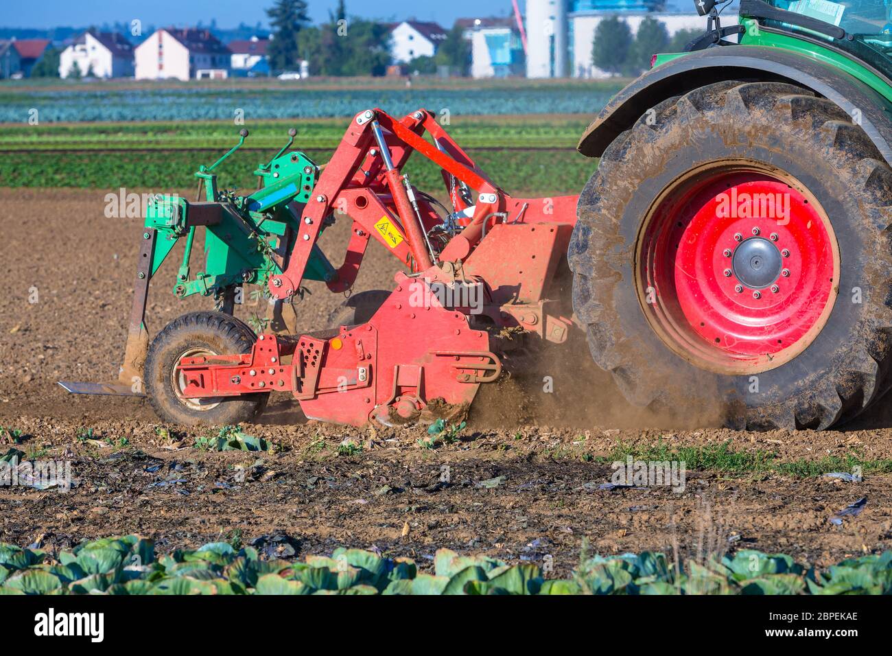 Traktor fräst den Boden um Foto Stock