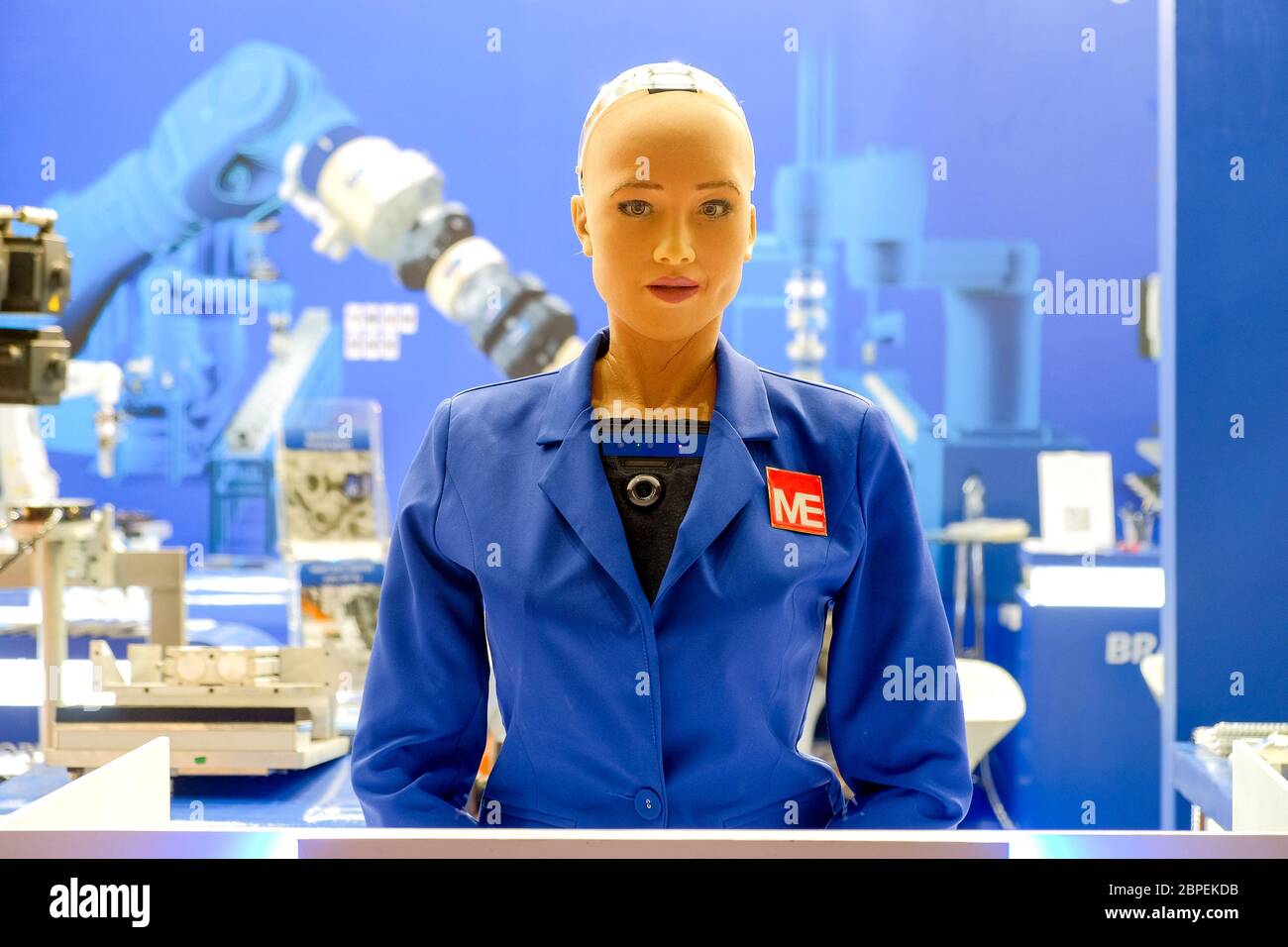 Bangkok-Thailandia GIU 22 2018: Robot Sophia su camicia blu ingegnere, è venuto in mostra a Manufacturing Expo al BITEC Bangna, Thailandia Foto Stock