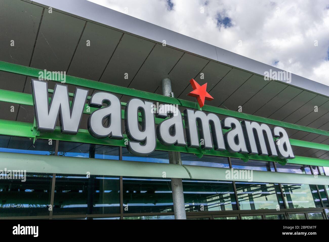 Cartello per Wagamama, una catena di ristoranti in stile giapponese, Rushden Lakes, Northamptonshire Foto Stock