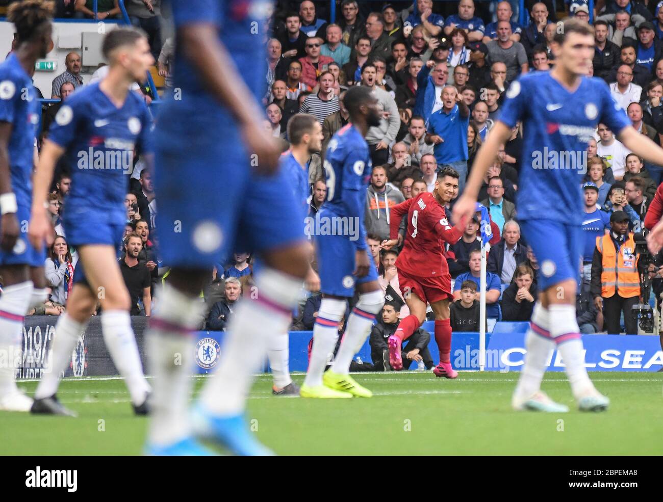 LONDRA, INGHILTERRA - 22 SETTEMBRE 2019: Roberto Firmino di Liverpool festeggia dopo aver segnato un gol durante la partita della Premier League 2019/20 tra il Chelsea FC e il Liverpool FC a Stamford Bridge. Foto Stock