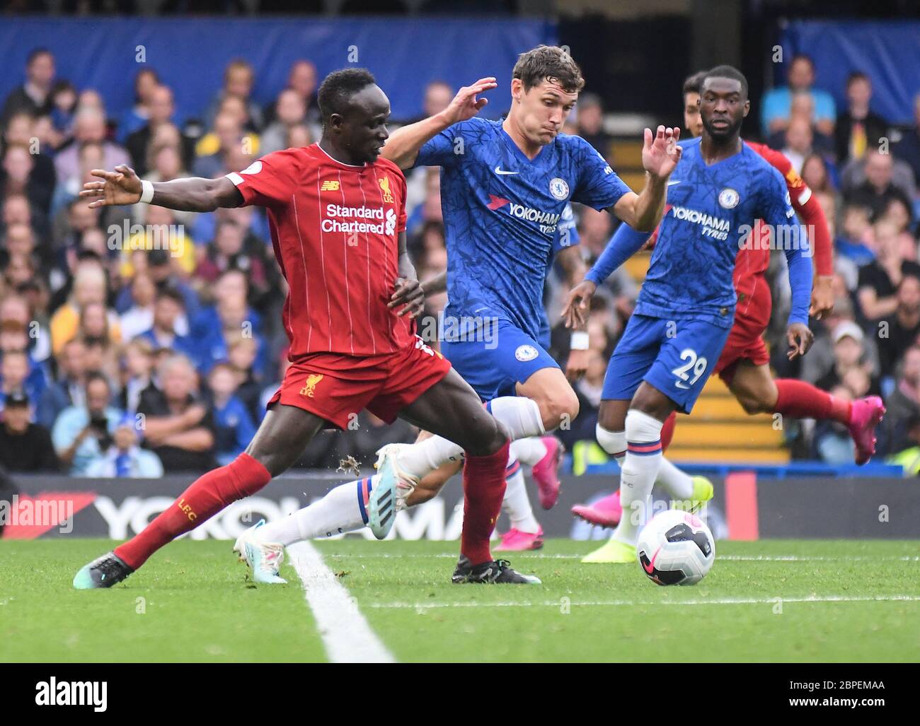 LONDRA, INGHILTERRA - 22 SETTEMBRE 2019: Sadio Mane di Liverpool (L) e Andreas Christensen di Chelsea (R), raffigurati durante la partita della Premier League del 2019/20 tra il Chelsea FC e il Liverpool FC a Stamford Bridge. Foto Stock