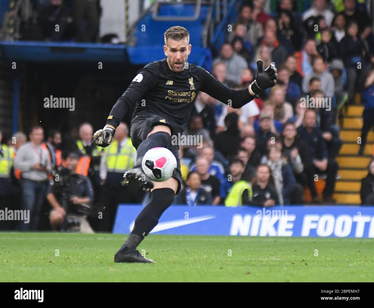 LONDRA, INGHILTERRA - 22 SETTEMBRE 2019: Adrian San Miguel del Castillo di Liverpool ha ritratto durante la partita della Premier League 2019/20 tra il Chelsea FC e il Liverpool FC a Stamford Bridge. Foto Stock