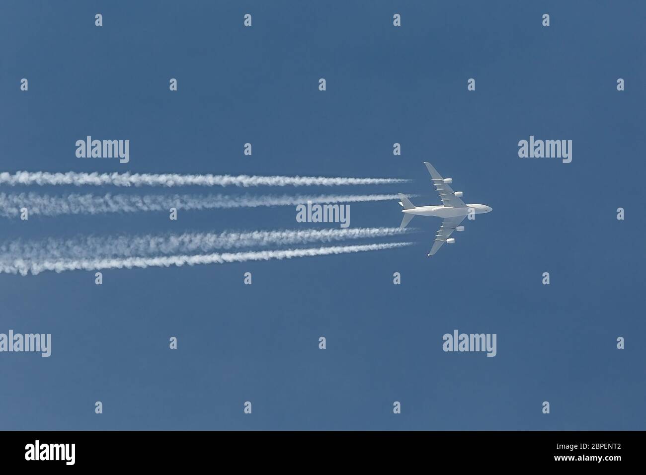 Piano ad altitudine di crociera contro il cielo blu Foto Stock