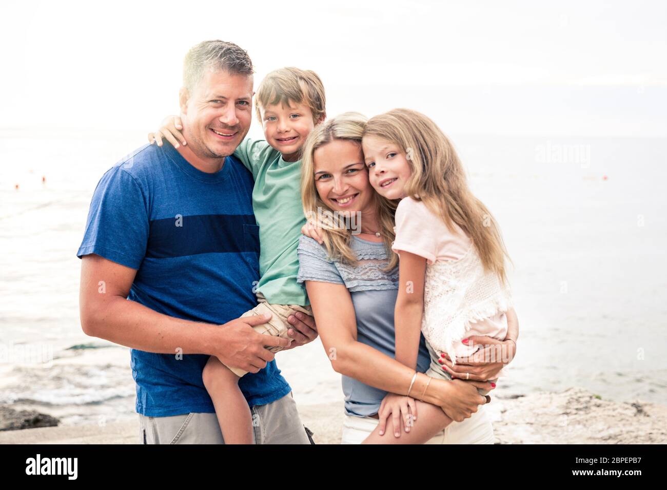 Bella famiglia felice sulla spiaggia Foto Stock