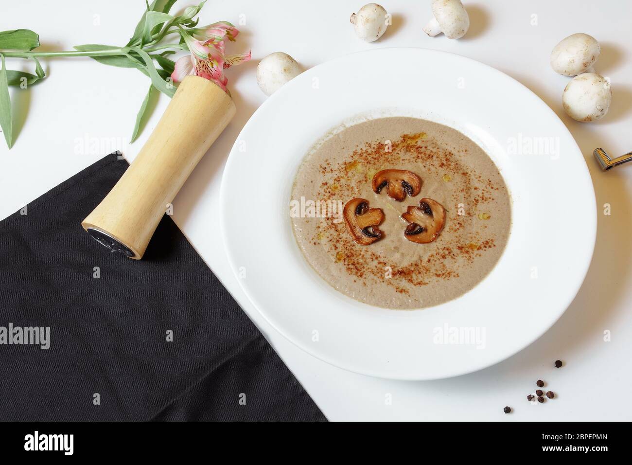 Zuppa di crema con funghi, crema e funghi porcini. Piatto di funghi selvatici eco su sfondo creativo Foto Stock