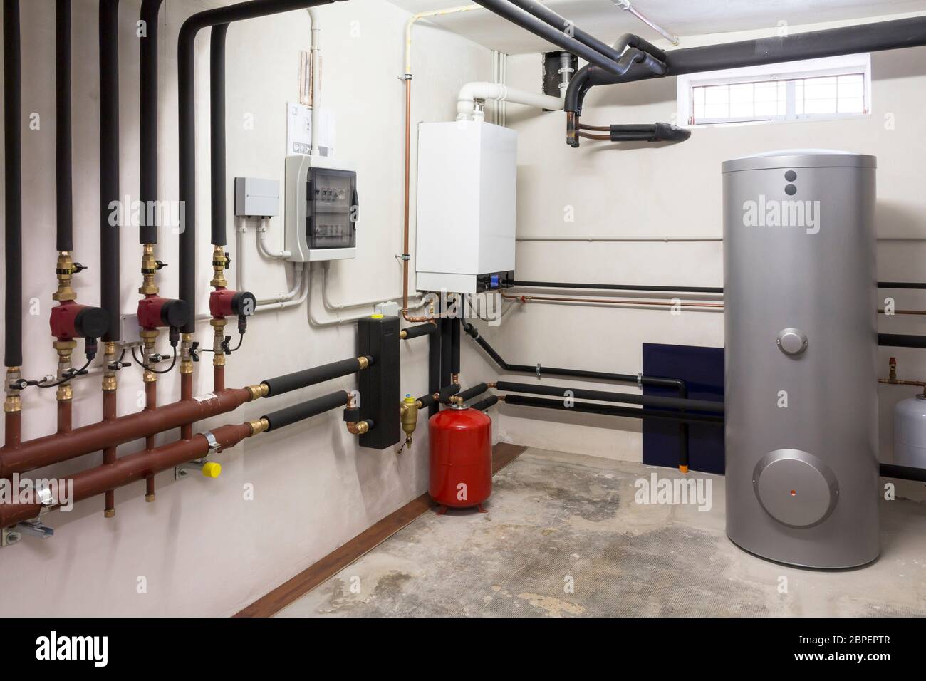 Caldaia a condensazione del gas nella camera di caldaia Foto Stock