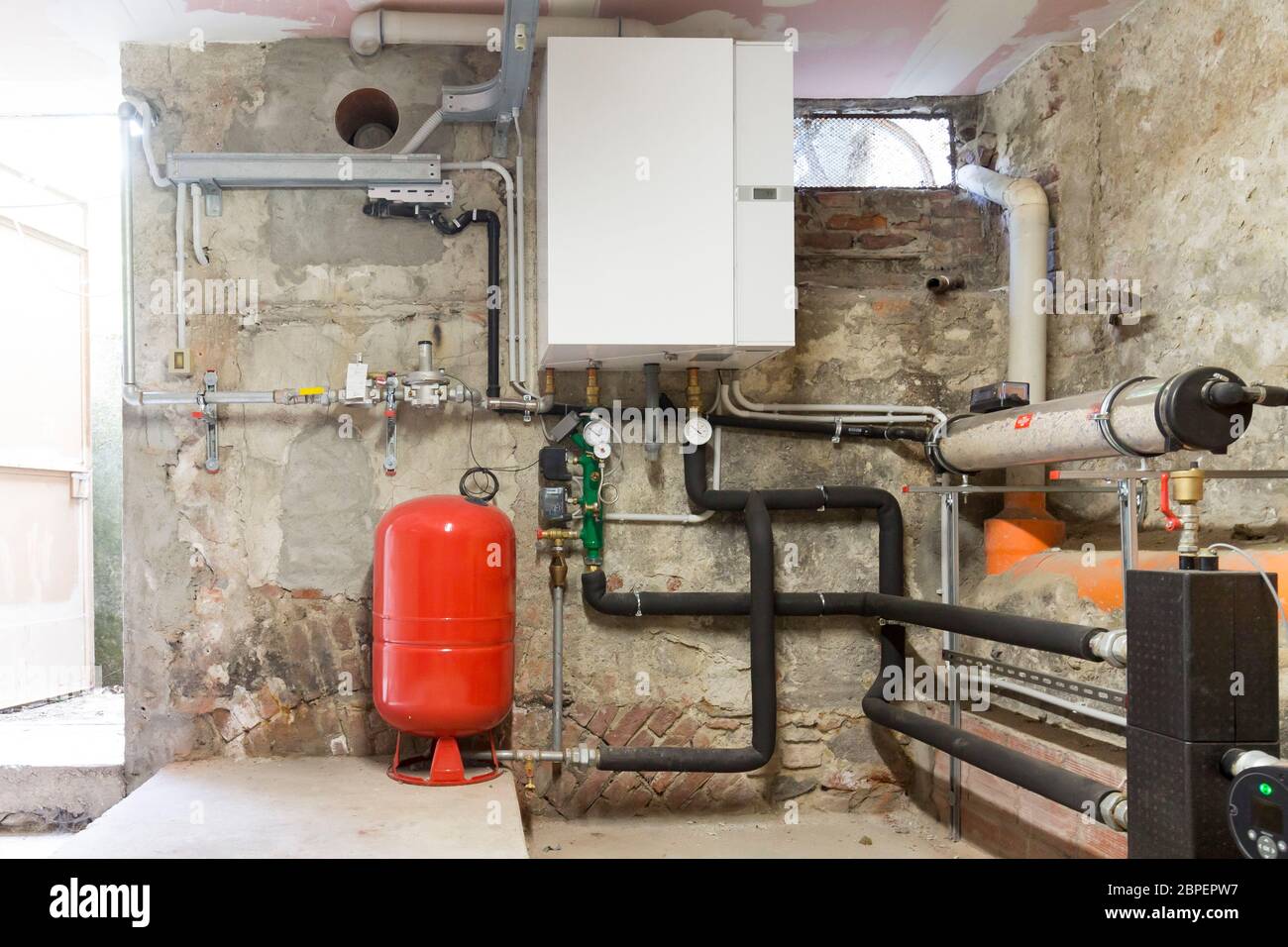 Caldaia a condensazione del gas nella camera di caldaia Foto Stock