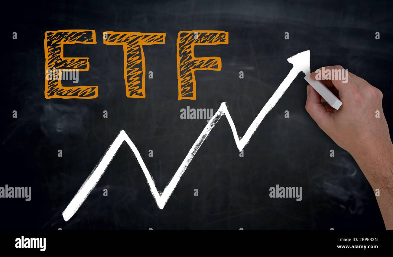 ETF und grafico wird von mano auf Tafel geschrieben. Foto Stock