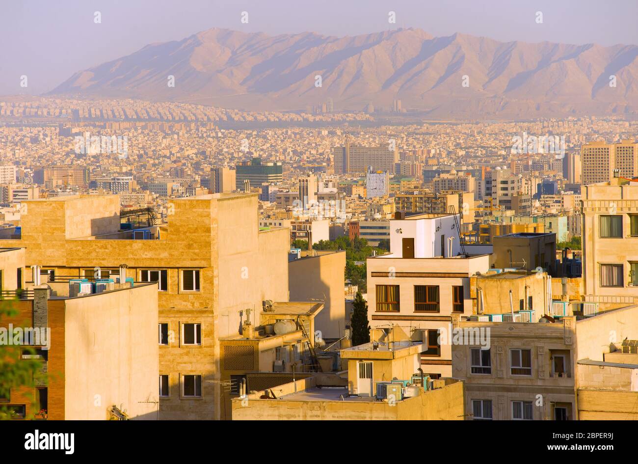 Vista di Tehran tipica architettura residenziale al tramonto. Iran Foto Stock