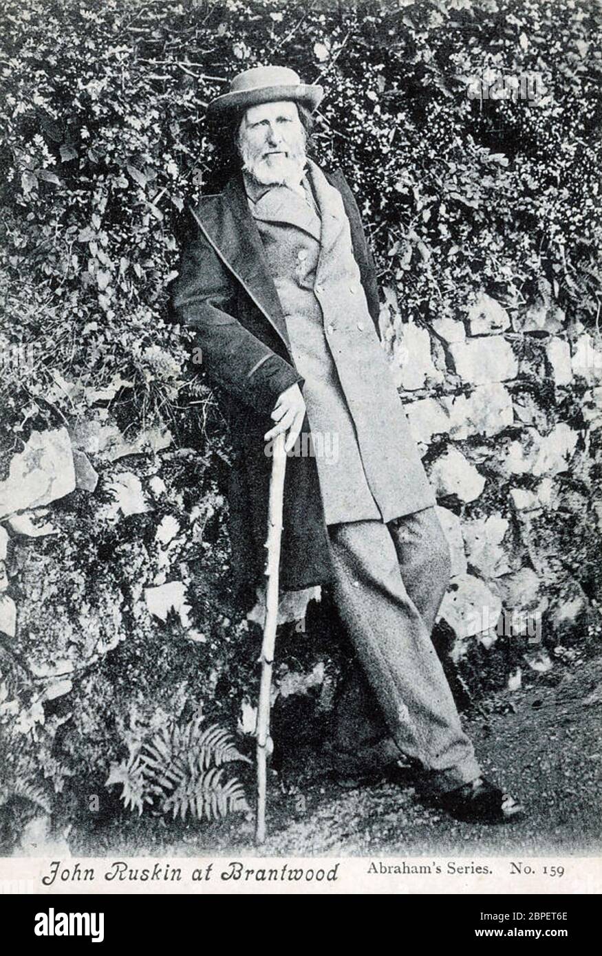 JOHN RUSKIN (1819-1900) critico d'arte e filantropo inglese alla sua casa Brantwood su da Coniston Water nel Lake District circa 1880. Foto Stock