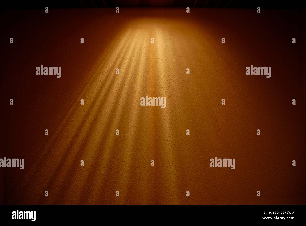 Astratto dai raggi del sole di prima mattina che splende attraverso il gap in tende su carta di legno-chip, Harrogate, Yorkshire, Inghilterra Foto Stock