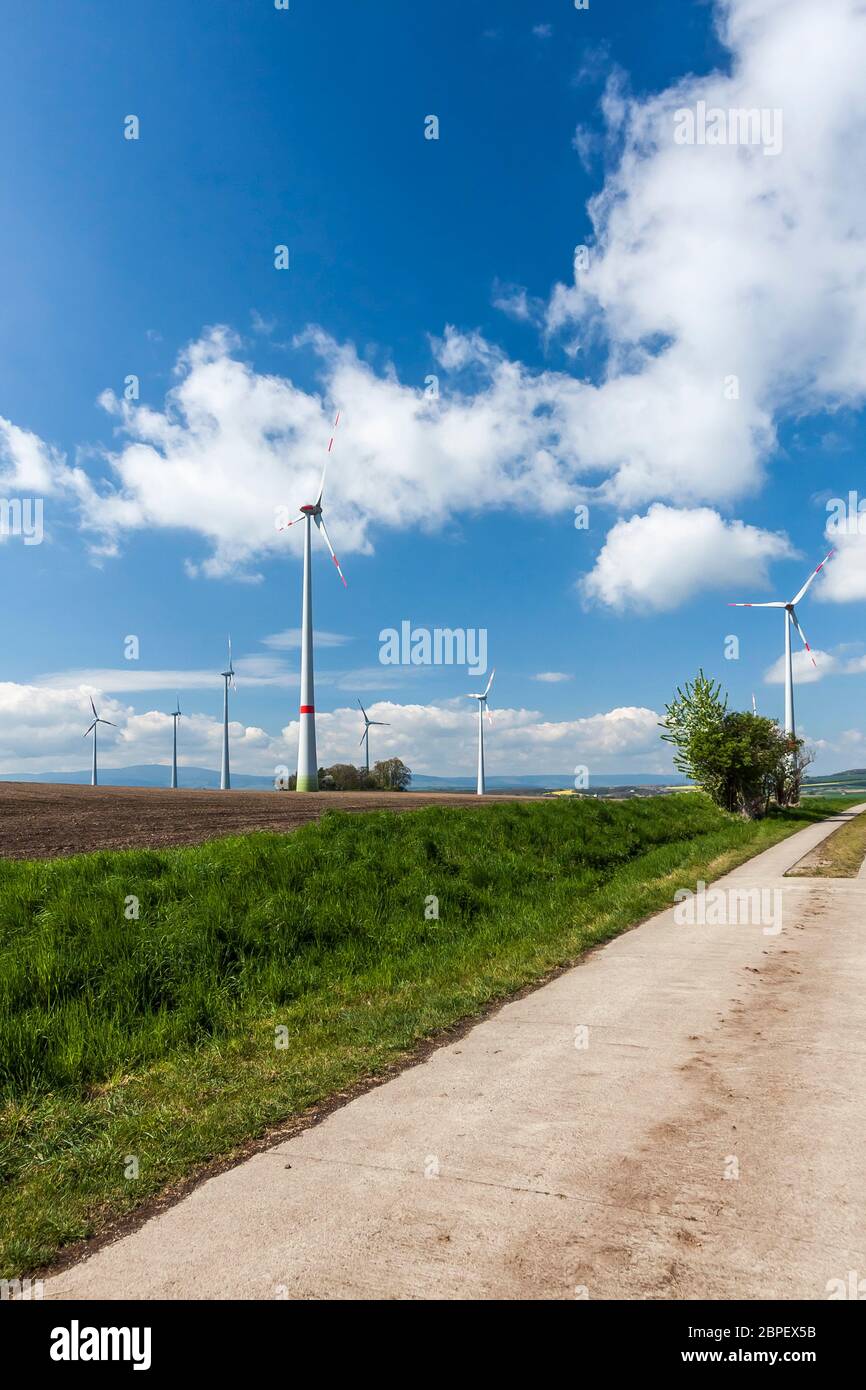 Erneuerbare Energie wie Windenergie, gewonnen durch Windräder. Foto Stock