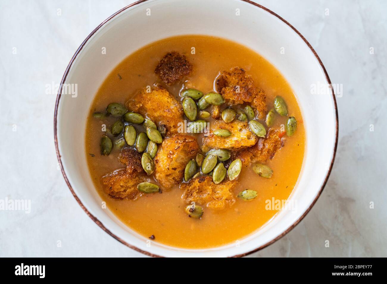 Zuppa di zucca fatta in casa con salsa di zucca, semi di zucca, carote e croccante pane crostini. Cibo sano e biologico. Foto Stock