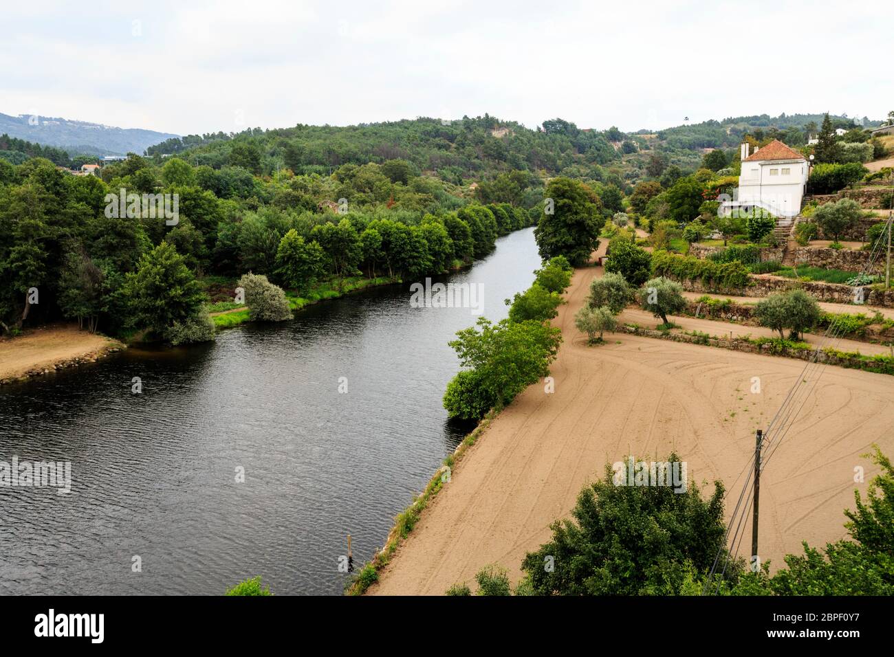 Vista del fiume Mondego, il fiume più lungo si trova esclusivamente in territorio portoghese, vicino a Celorico da Beira, Beira Alta, Portogallo. Foto Stock