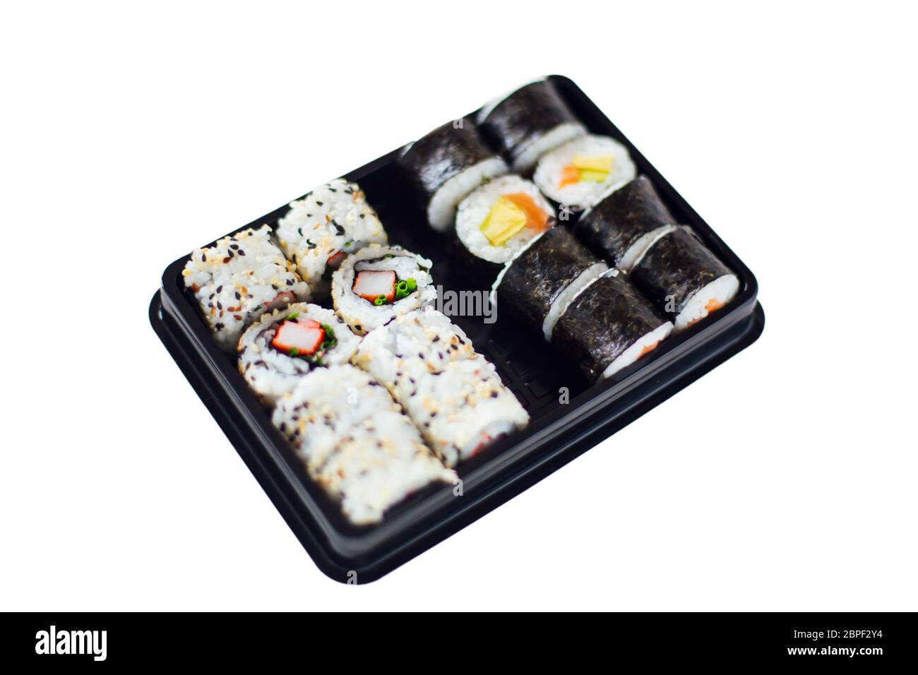 I maki e i panini di sushi appena fatti sul piatto Foto Stock