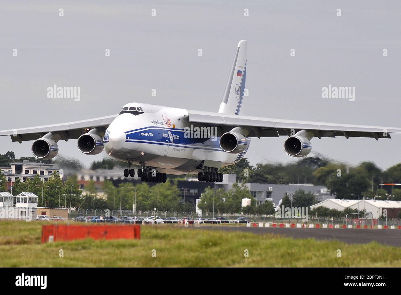 COME FERIRE I DPI IN TUTTO IL MONDO. ANTONOV AN-124 DI VOLGA-DNEPR AIRLINES Foto Stock