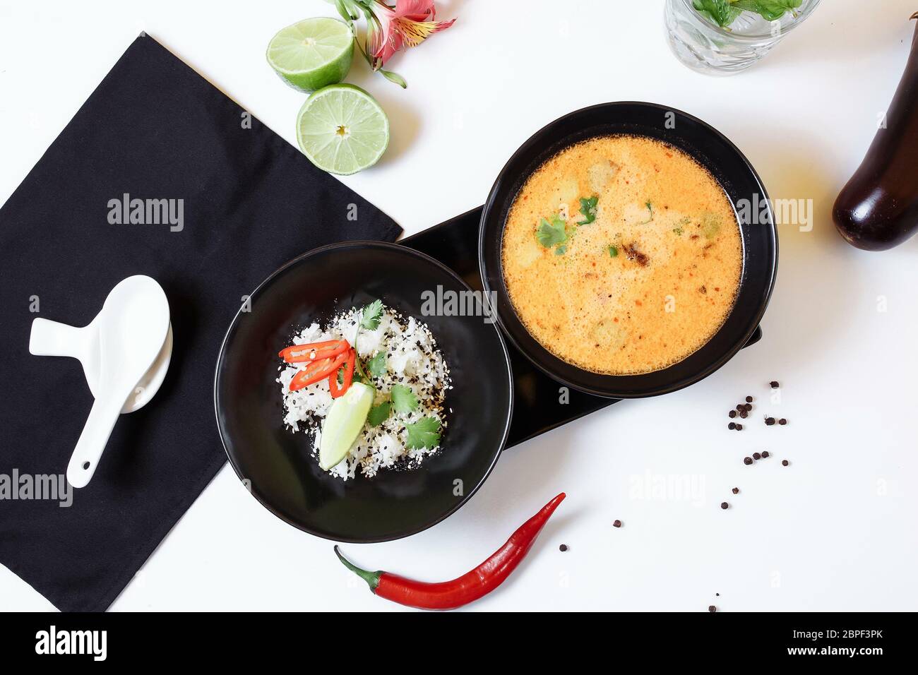Tom Kha. Zuppa asiatica speziata con melanzane, pollo, funghi, citronella, servita con riso e coriandolo Foto Stock