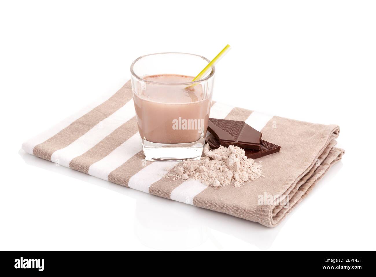 Il cioccolato protein shake con polvere su tessuto isolato su sfondo bianco. Foto Stock