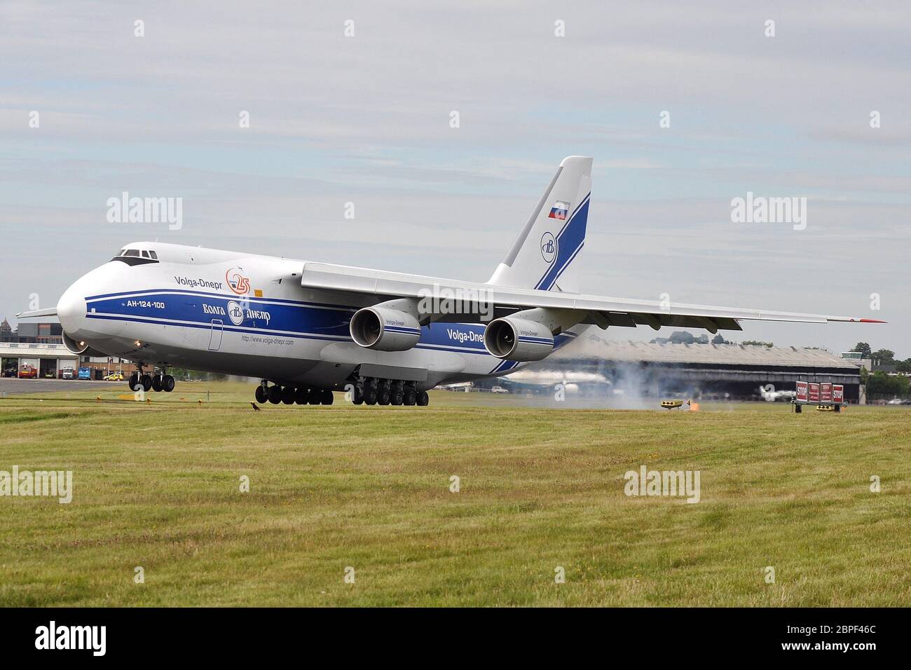 COME FERIRE I DPI IN TUTTO IL MONDO. ANTONOV AN-124 DI VOLGA-DNEPR AIRLINES Foto Stock