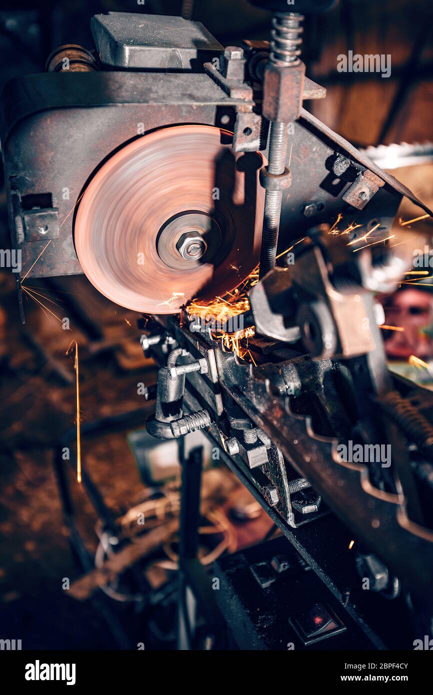 Industria metallurgica, sega circolare con scintille Foto Stock