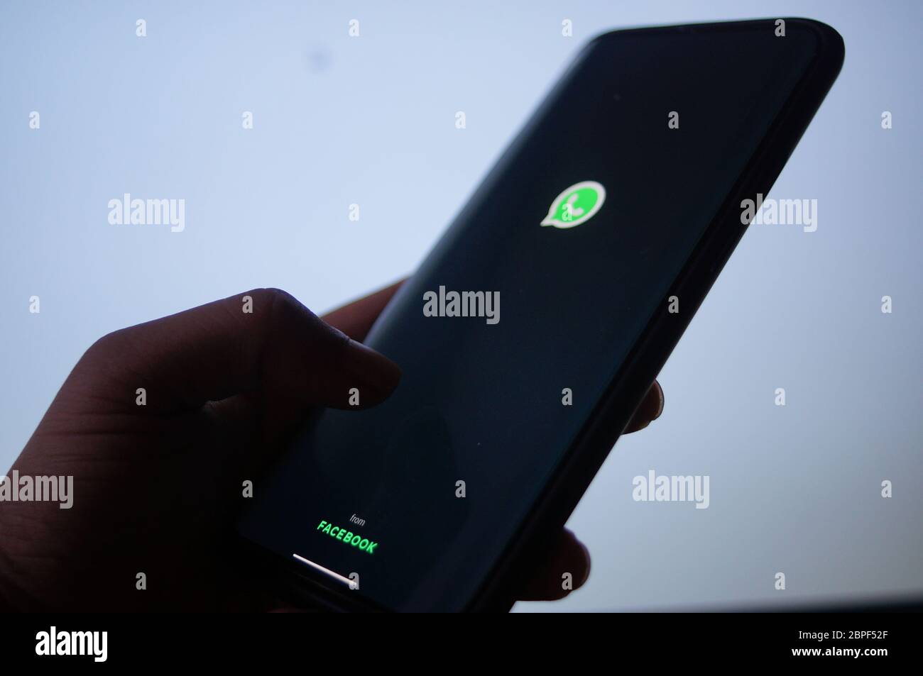 Un dispositivo mobile ha effettuato l'accesso all'applicazione mobile Whatsapp davanti alla schermata bianca Foto Stock
