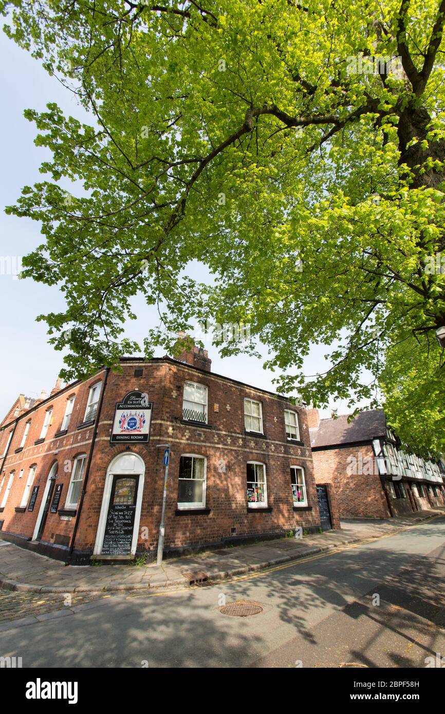 Città di Chester, Inghilterra. Una vista pittoresca dell'Albion Inn, situato all'incrocio tra Chester's Park Street e Albion Street. Foto Stock